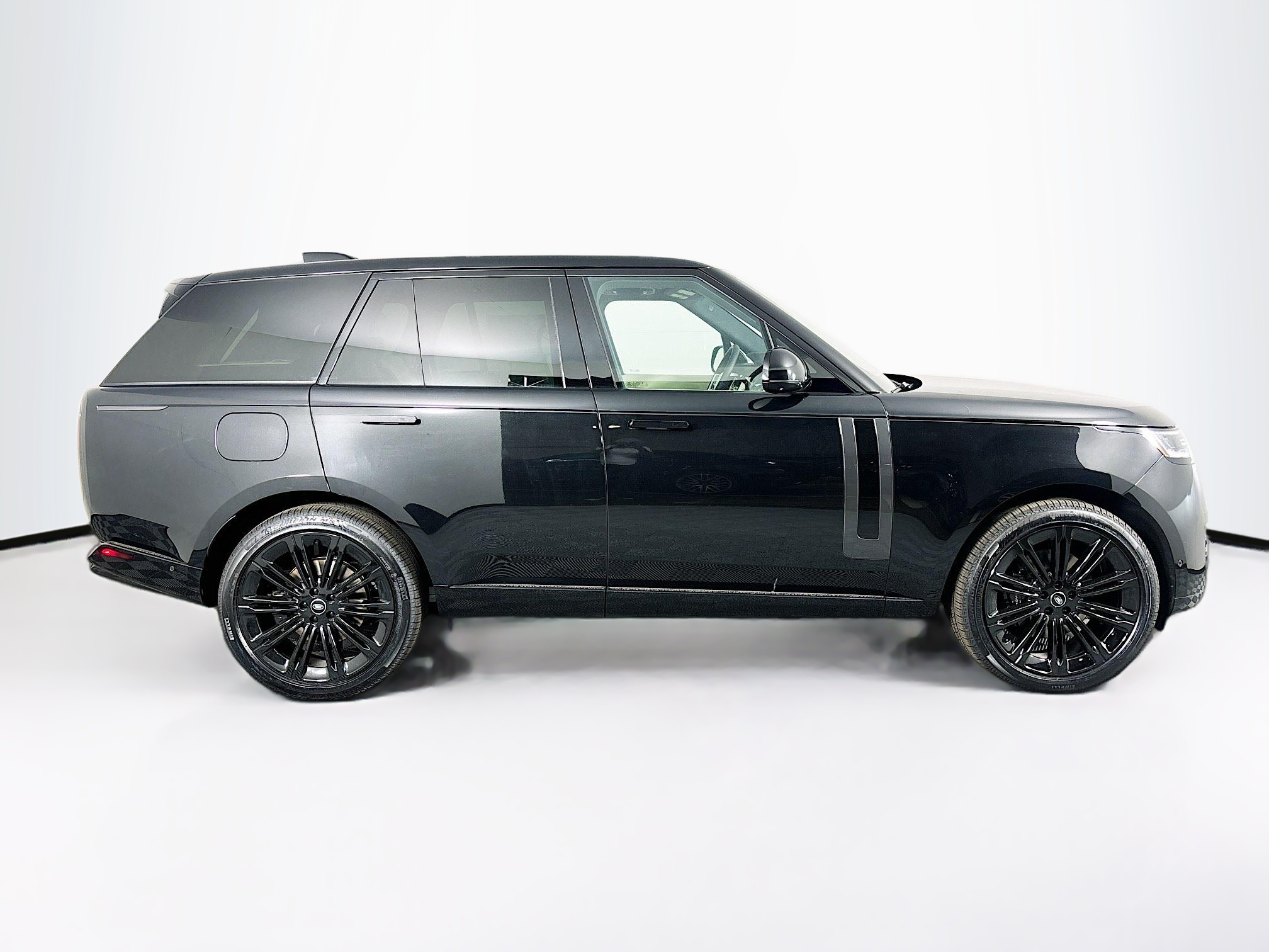2025 Land Rover Range Rover SE photo 4