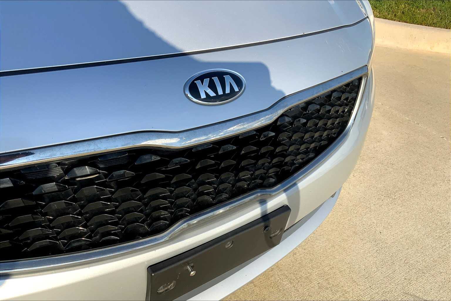 2017 Kia Forte LX Base photo 28