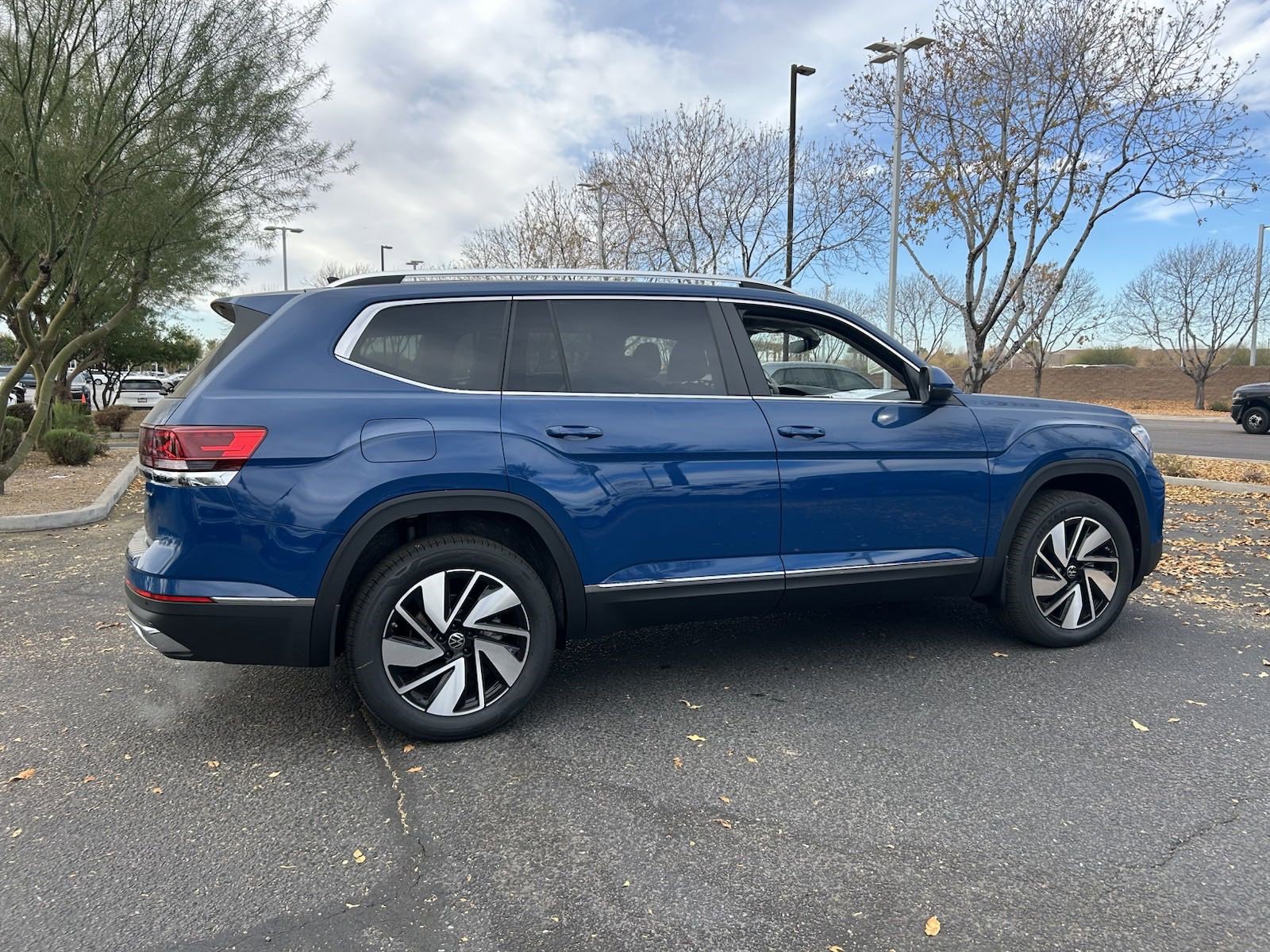 2025 Volkswagen Atlas SEL photo 3