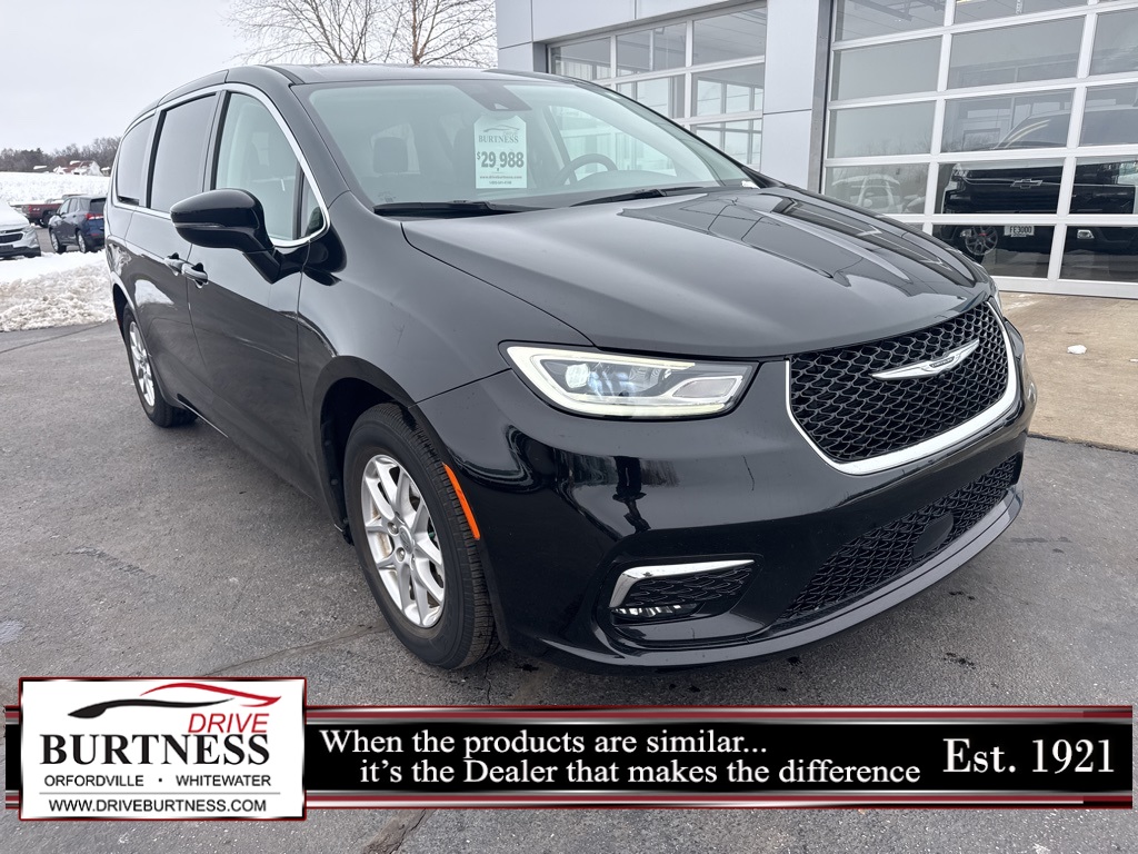 2024 Chrysler Pacifica Touring L's photo