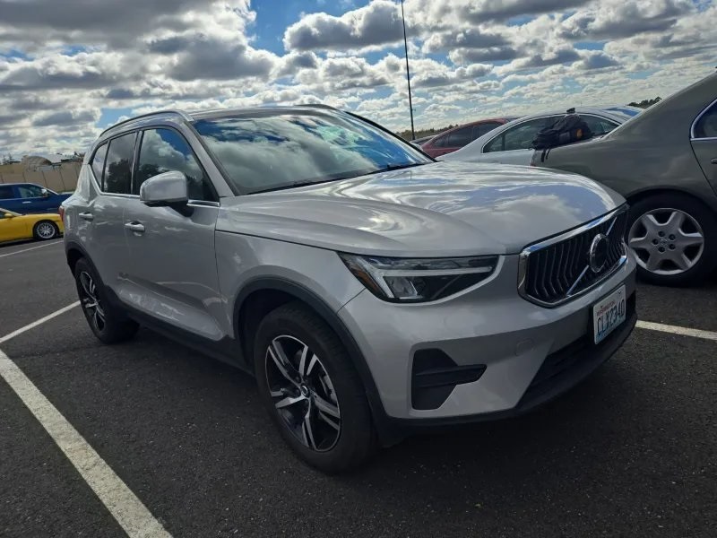 2024 Volvo XC40 Core photo 2