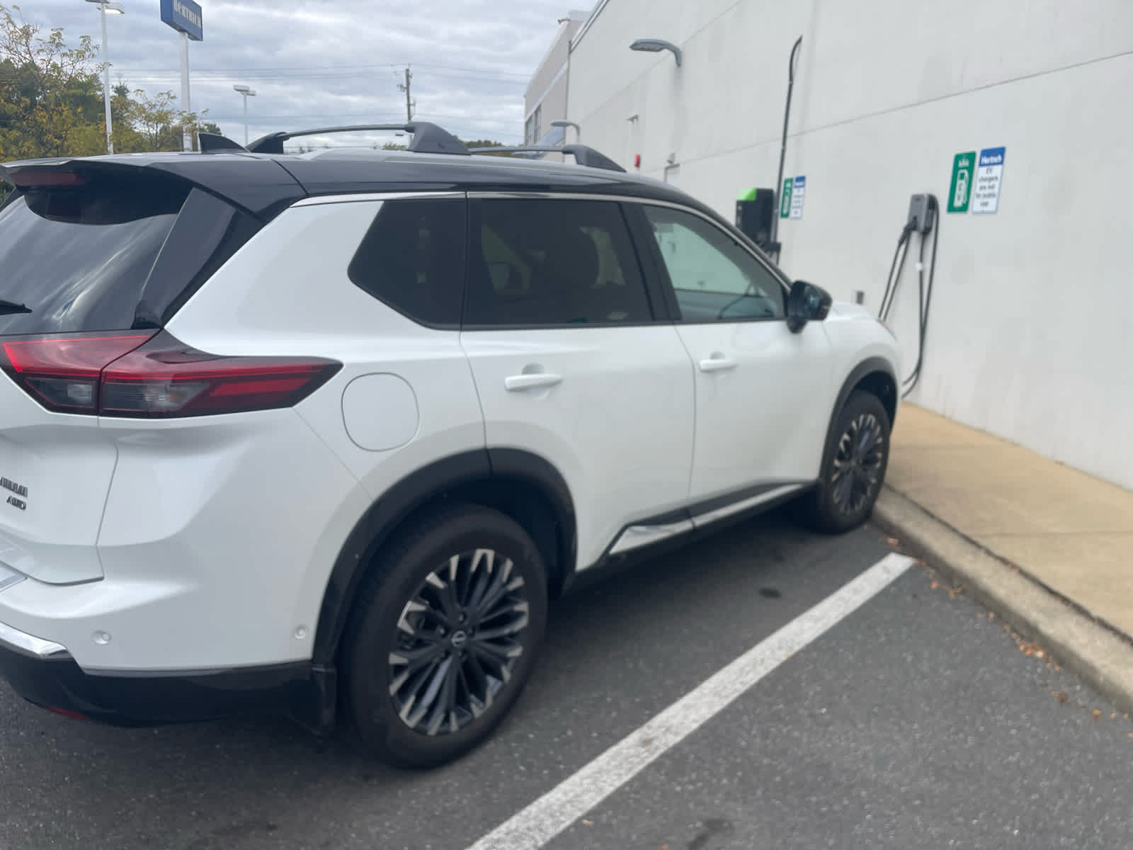 2026 Nissan Rogue Platinum AWD photo 3