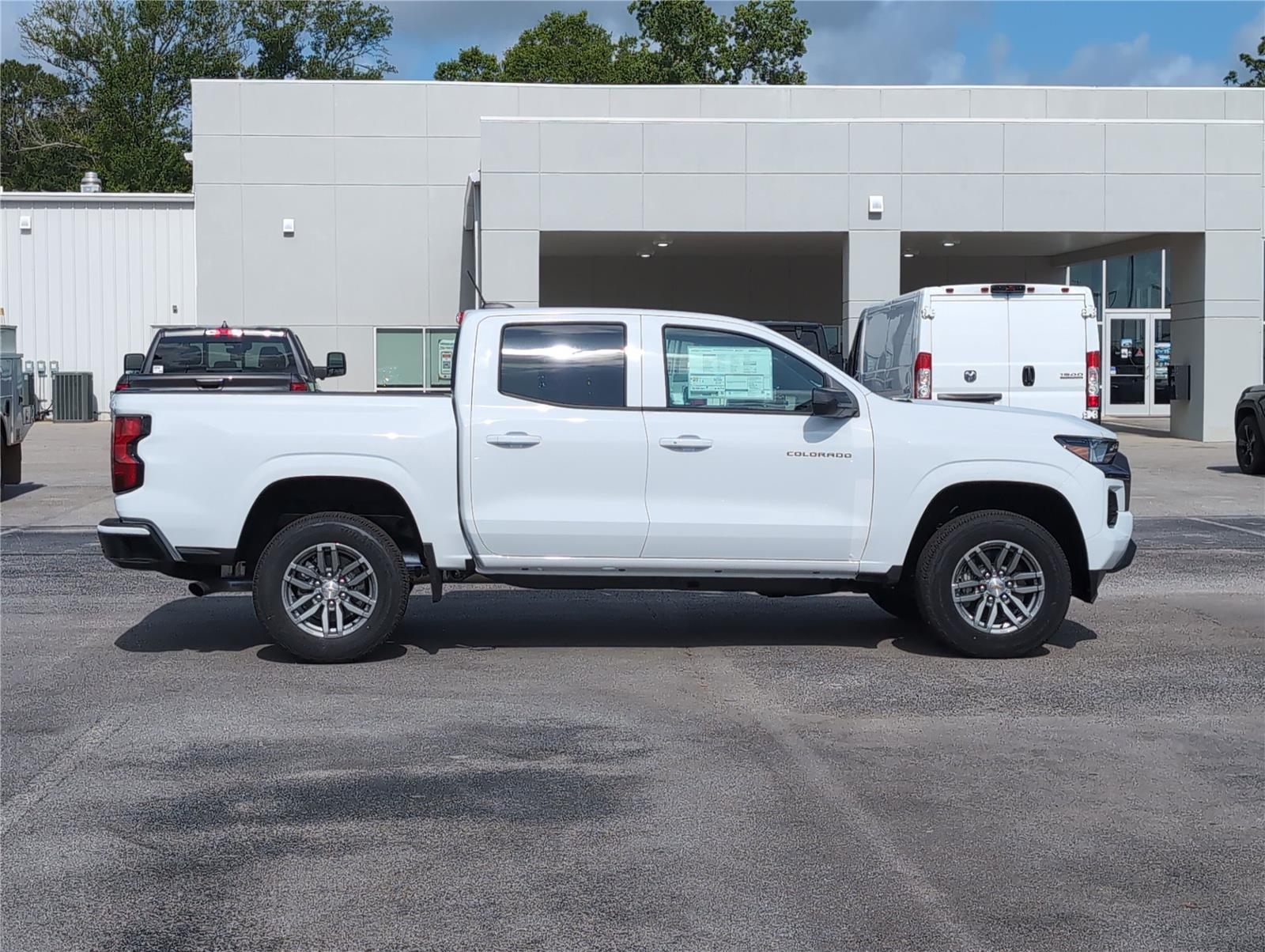 2025 Chevrolet Colorado Work Truck LT photo 2