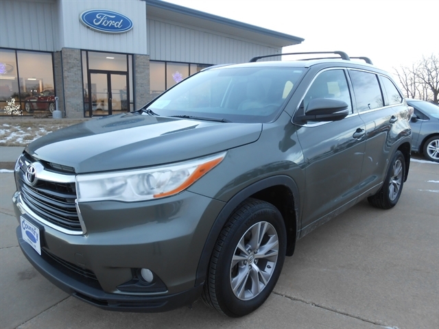 Used 2014 Toyota Highlander XLE with VIN 5TDJKRFH9ES022647 for sale in Tyndall, SD