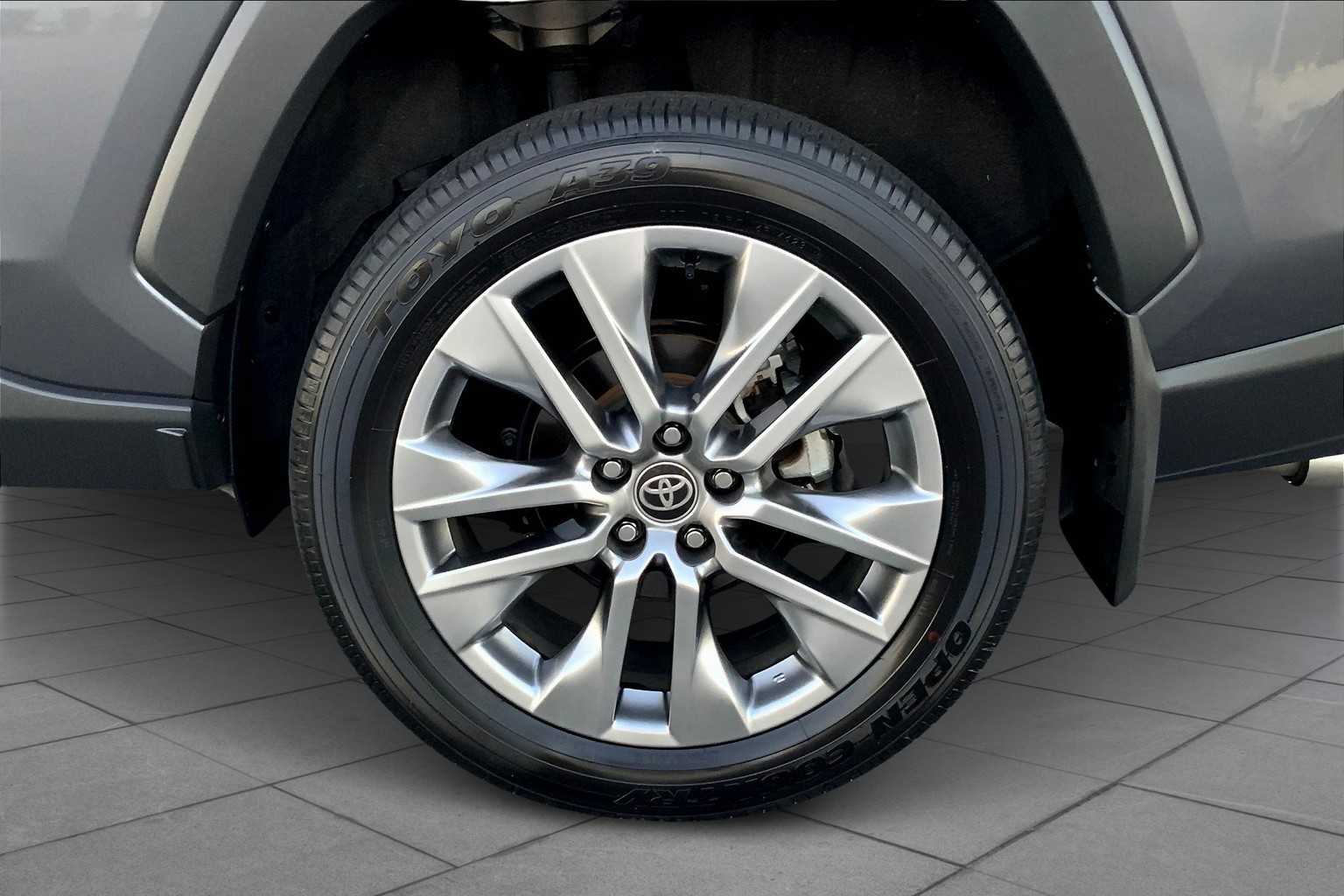 2024 Toyota RAV4 XLE Premium photo 6