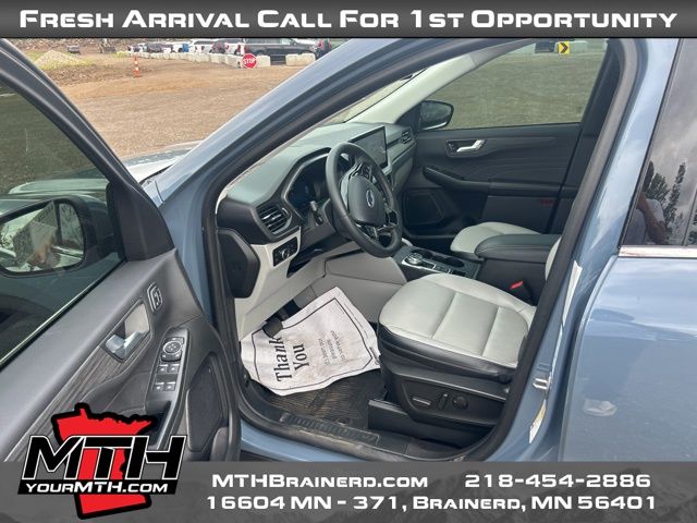 2023 Ford Escape Hybrid Platinum photo 2
