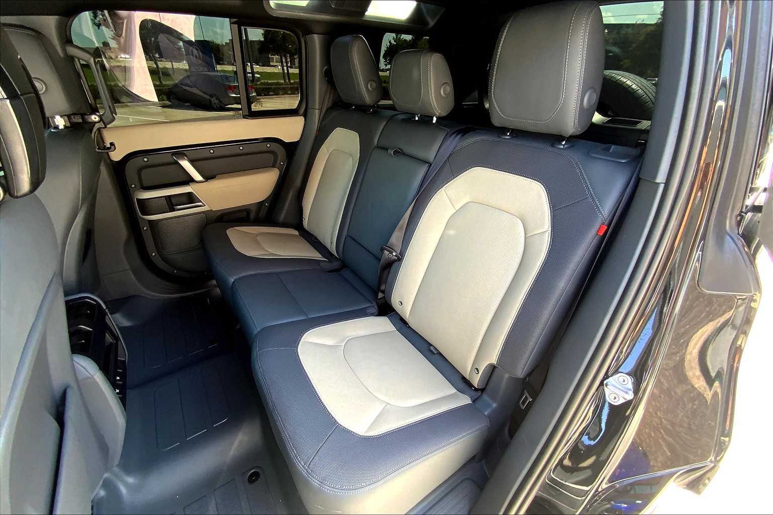 2023 Land Rover Defender X-Dynamic SE photo 33