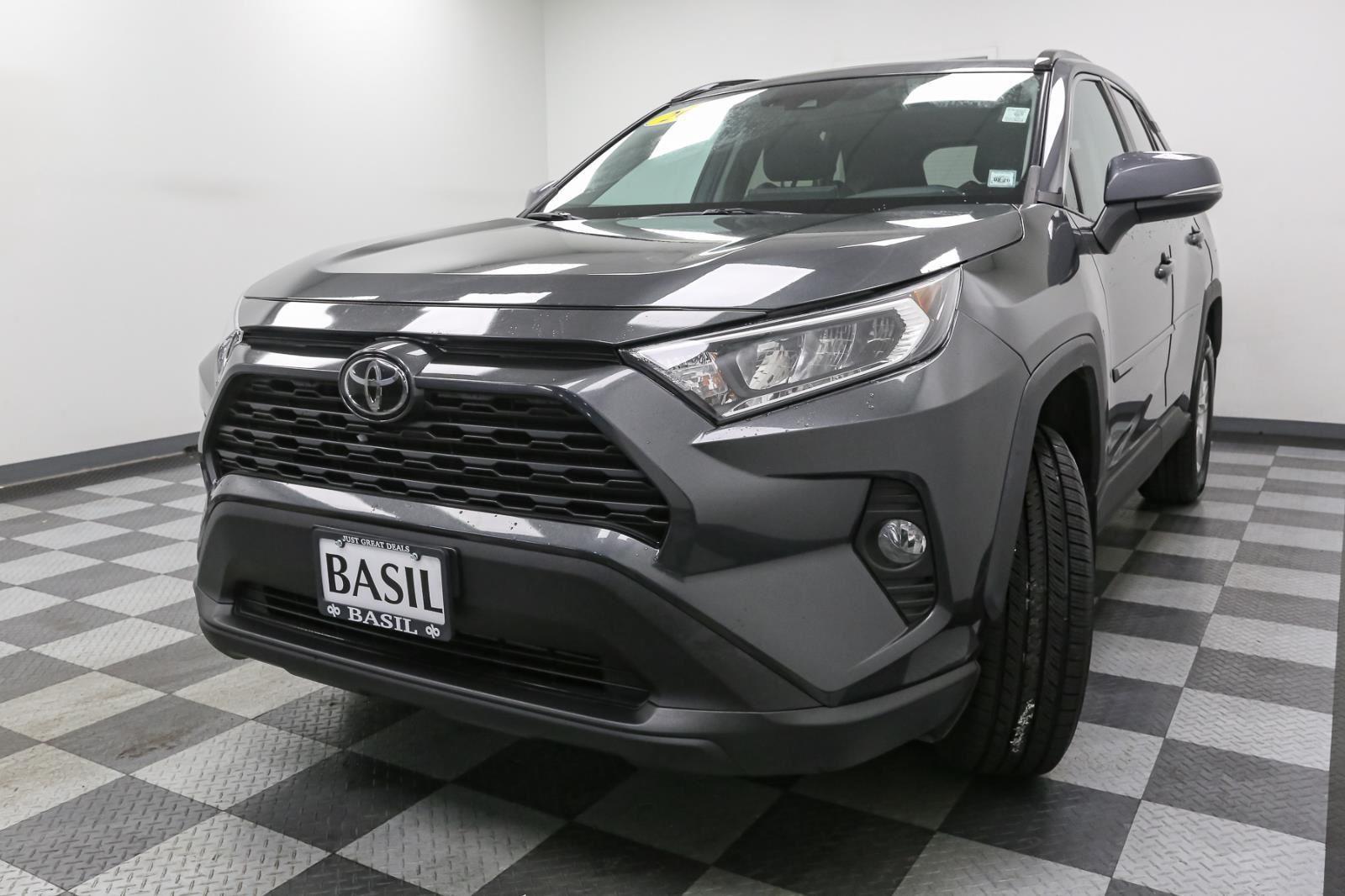 2020 Toyota RAV4 XLE photo 3