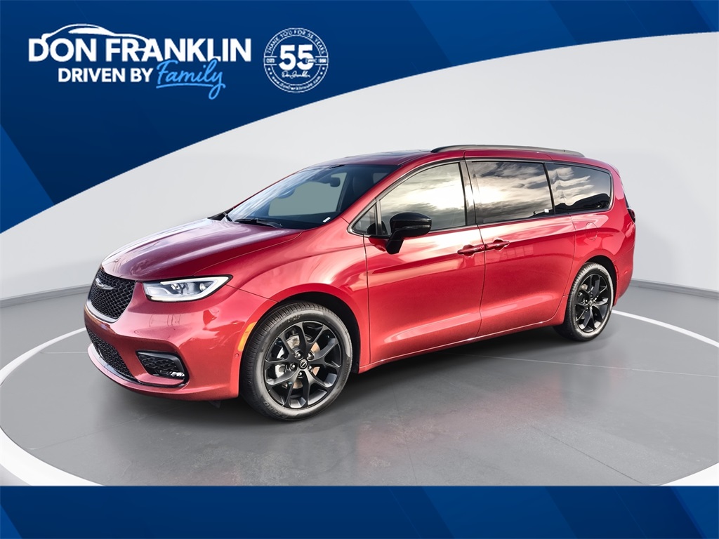 2026 Chrysler Pacifica Limited's photo