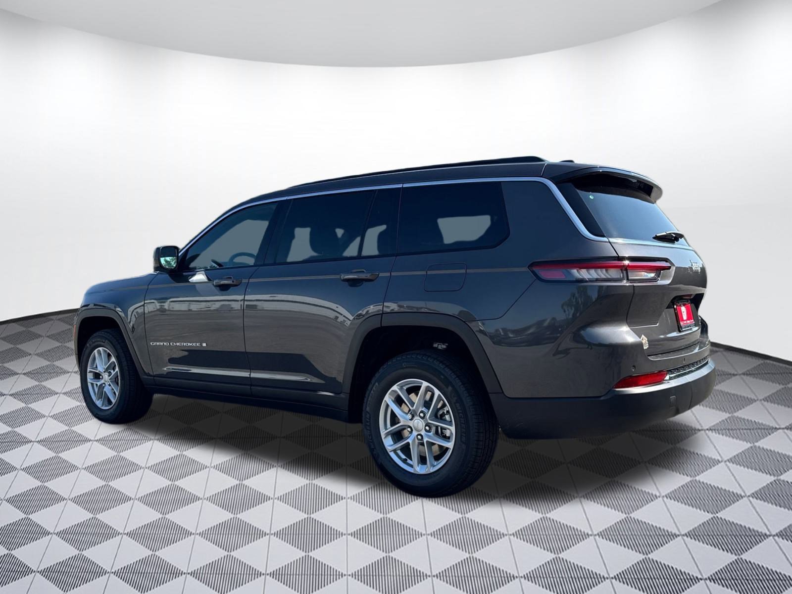 2025 Jeep Grand Cherokee Laredo photo 3