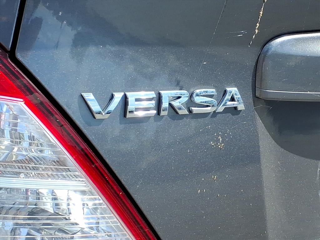 2016 Nissan Versa SV photo 7