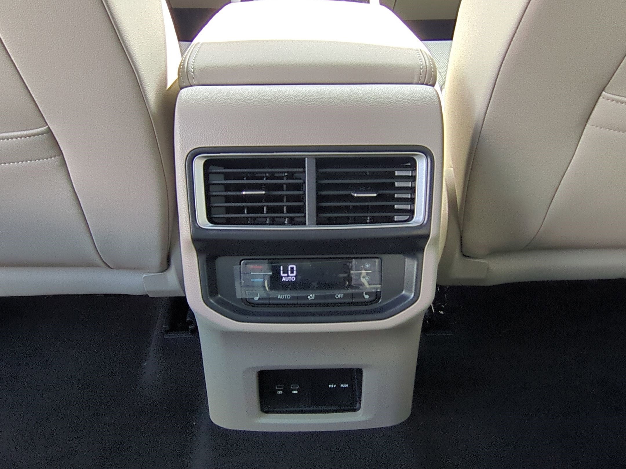 2025 Volkswagen Atlas SEL Premium R-Line photo 13