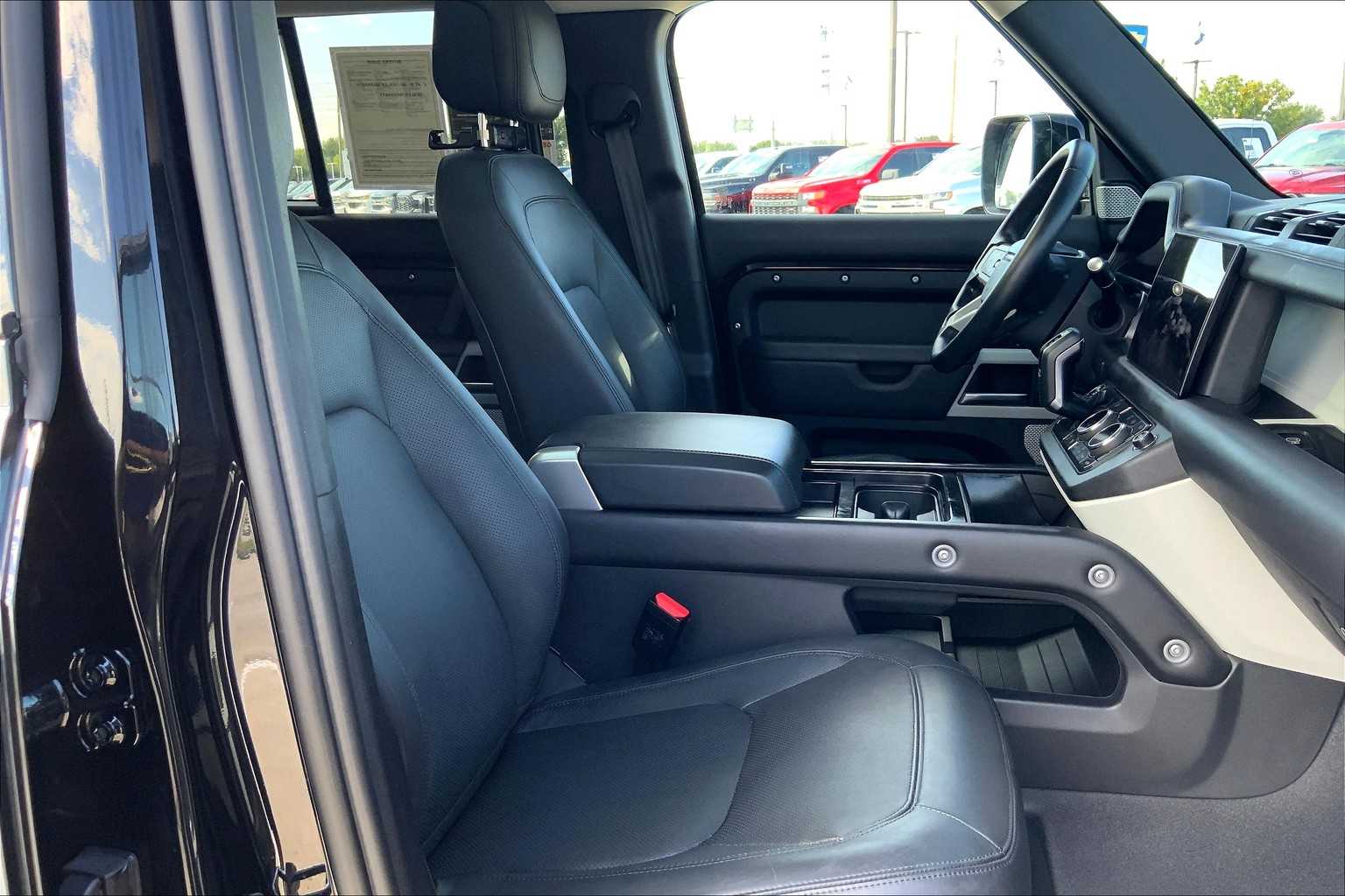 2023 Land Rover Defender SE photo 8