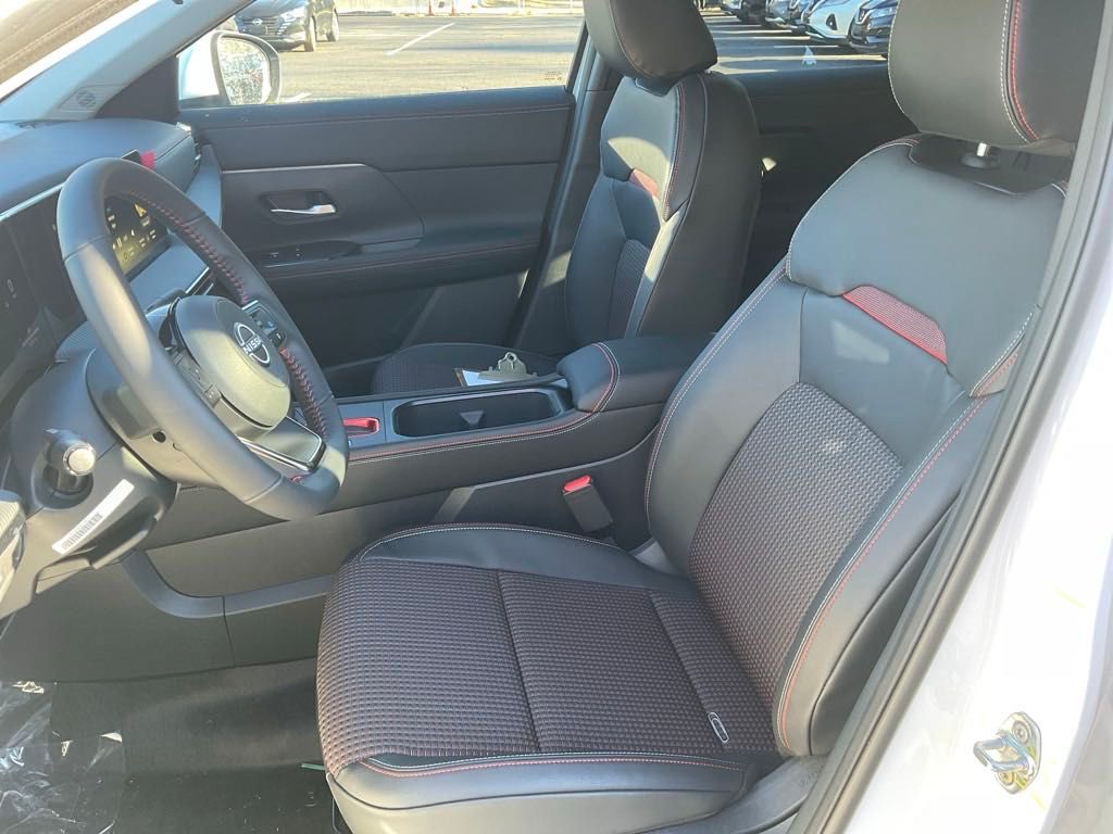 2025 Nissan Kicks SR photo 11