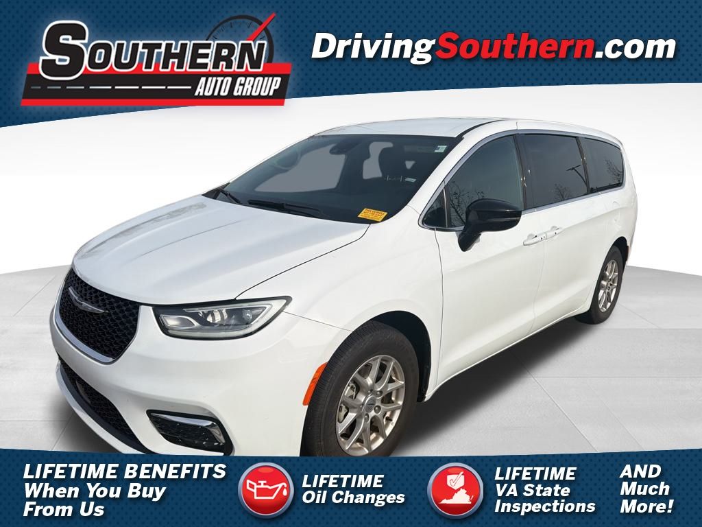 2025 Chrysler Pacifica Select's photo