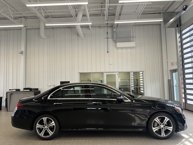 2017 Mercedes Benz E 300 4MATIC photo 2