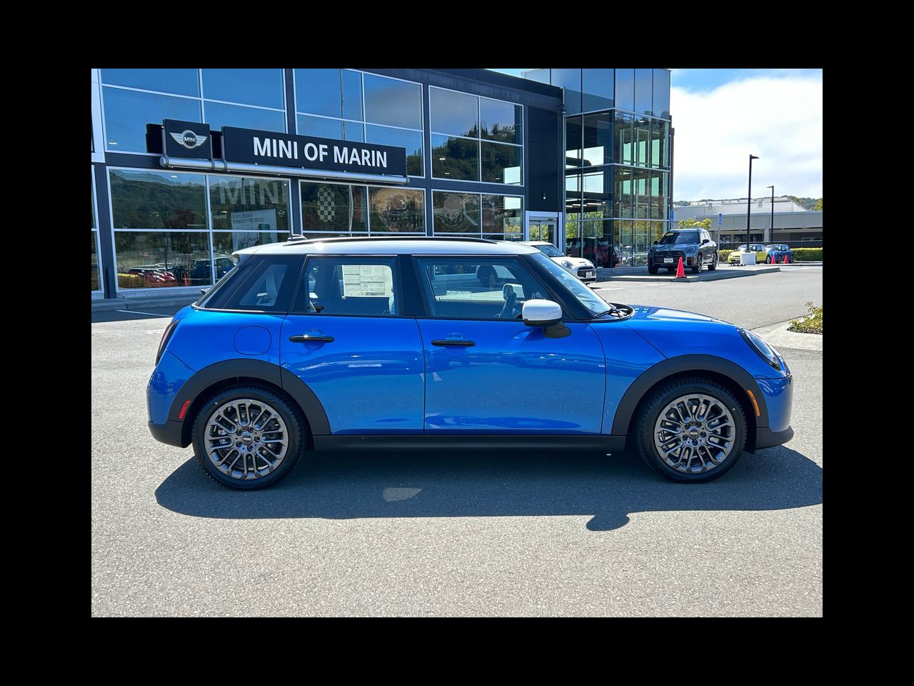 2025 Mini Cooper 4 Door Hardtop Iconic photo 3