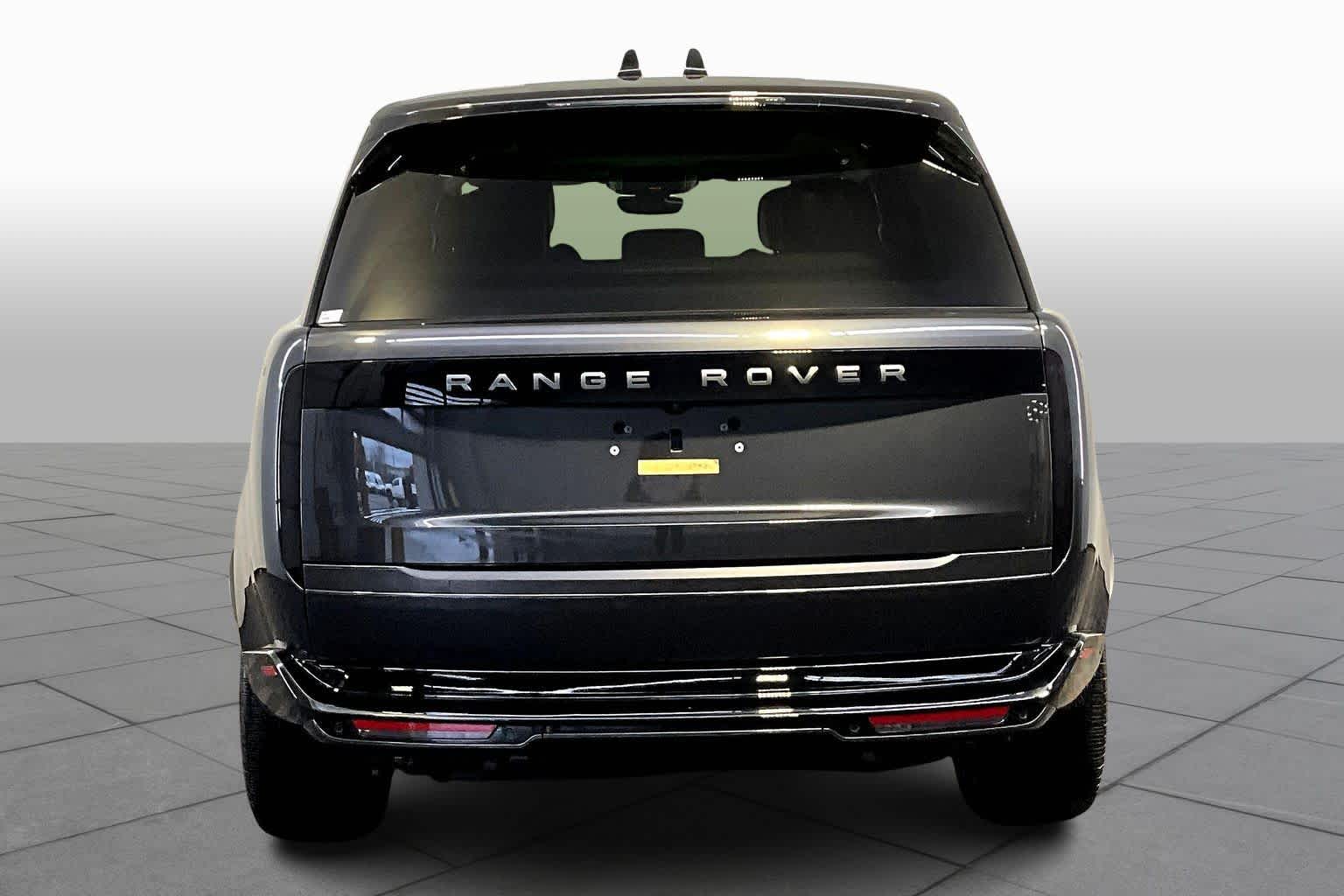 2025 Land Rover Range Rover SE photo 4