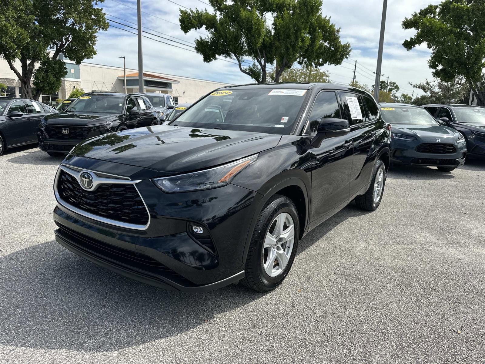 2022 Toyota Highlander LE photo 5