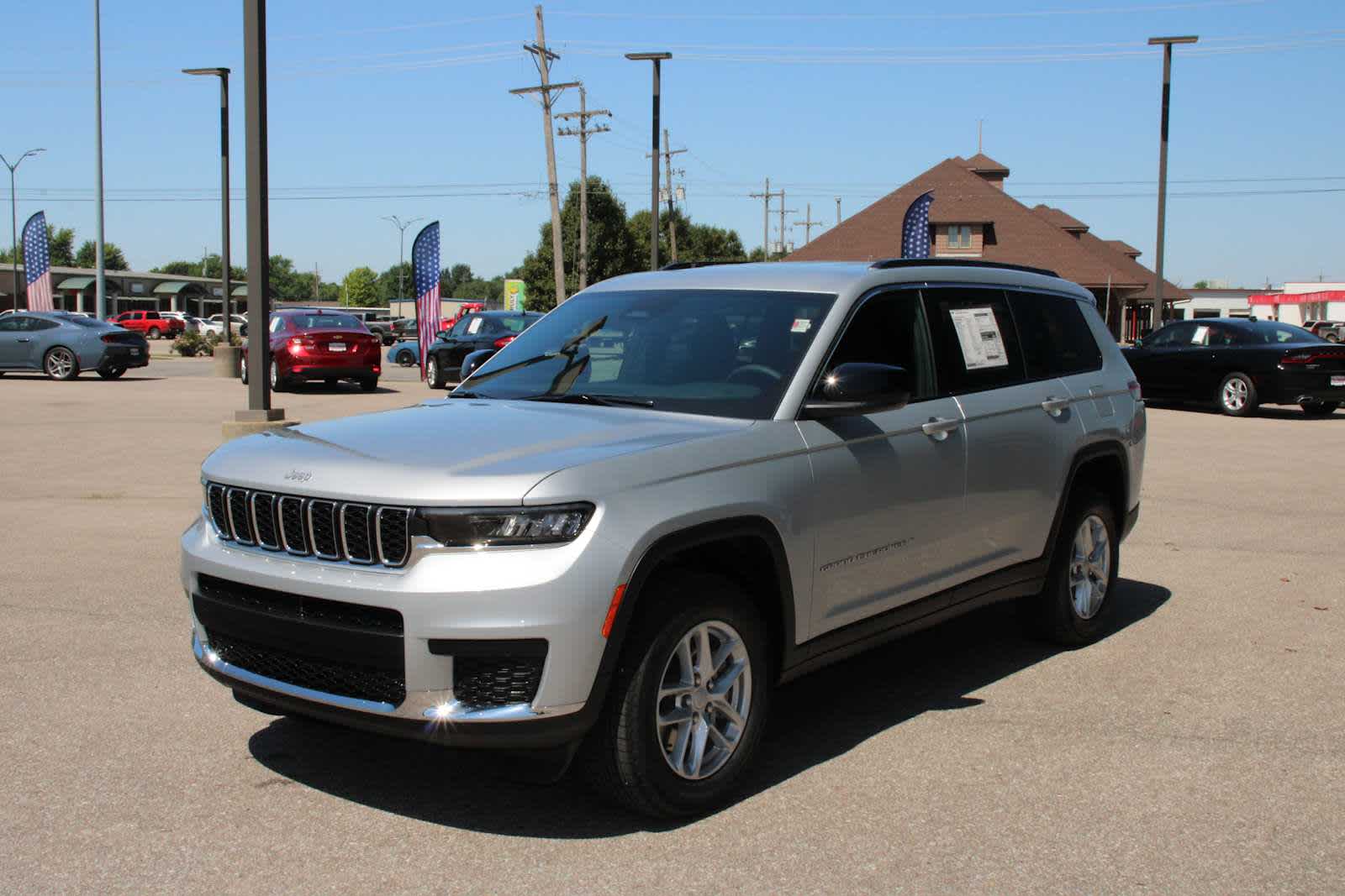 2025 Jeep Grand Cherokee Laredo Altitude photo 3