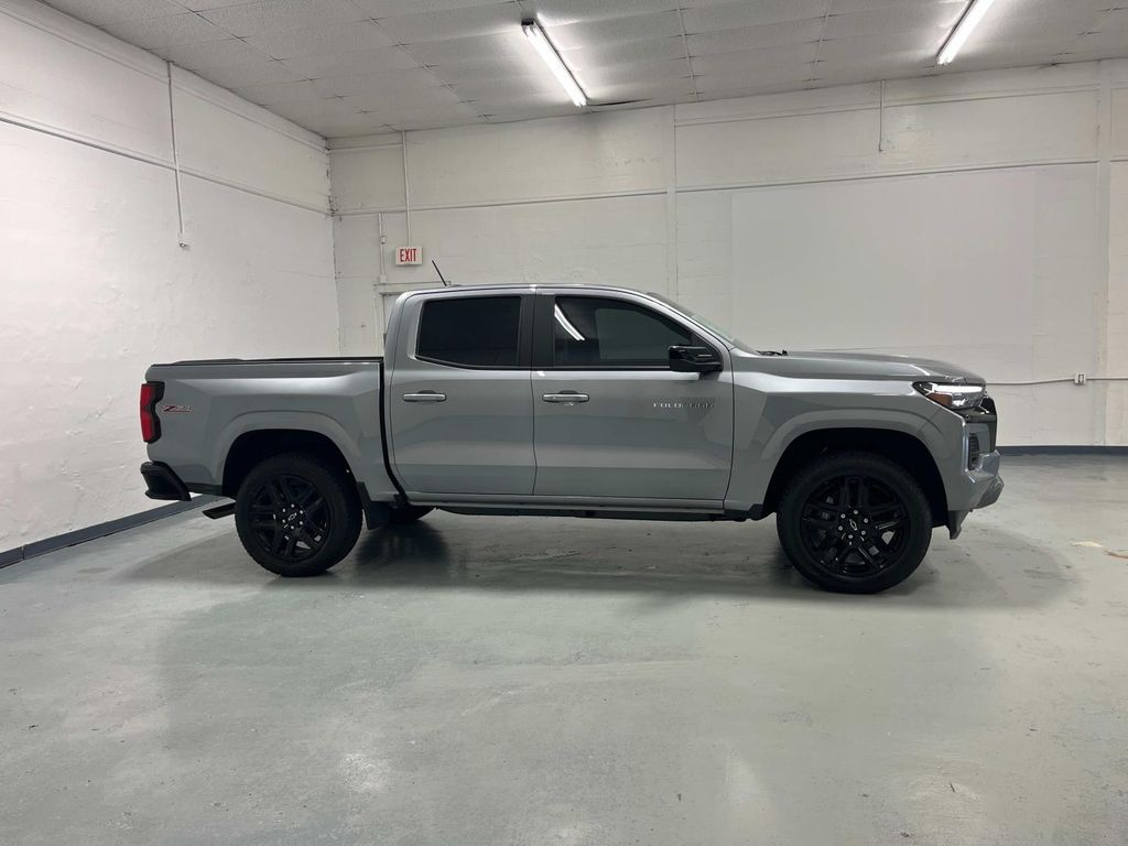 2025 Chevrolet Colorado Z71 photo 2