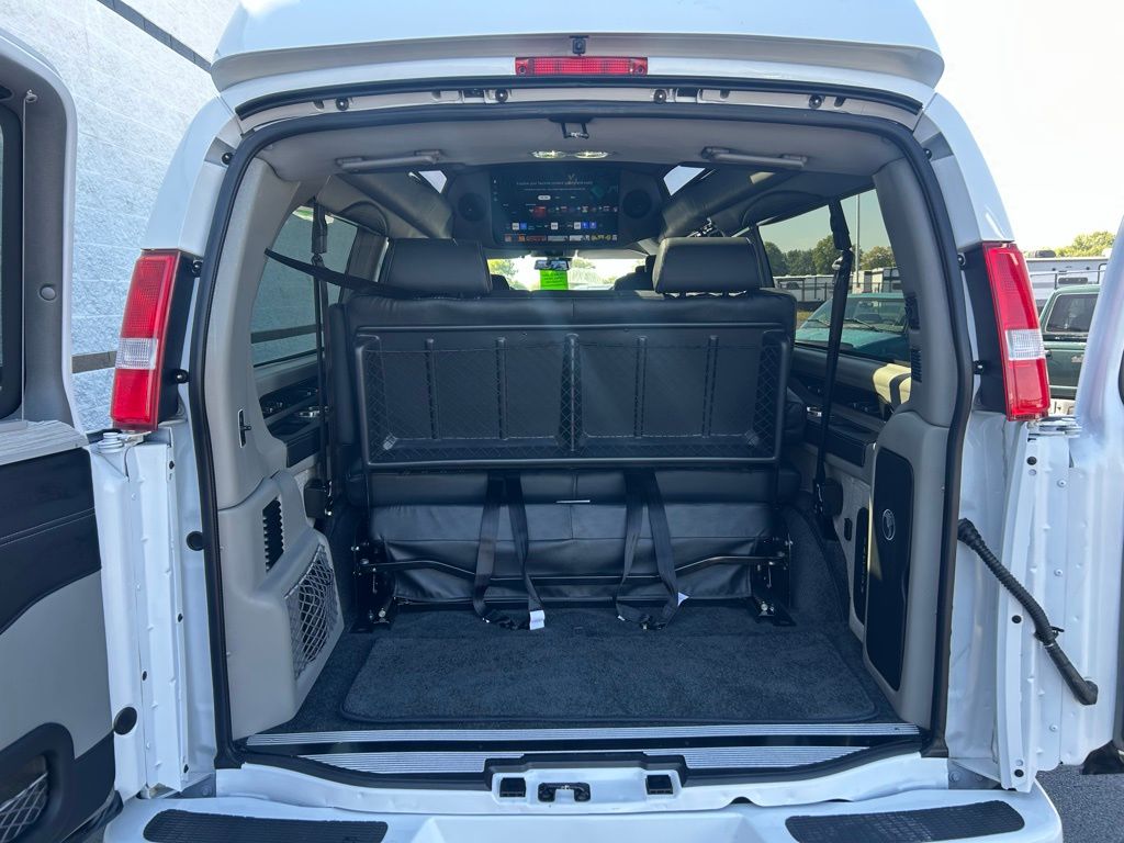 2025 Gmc Savana photo 4