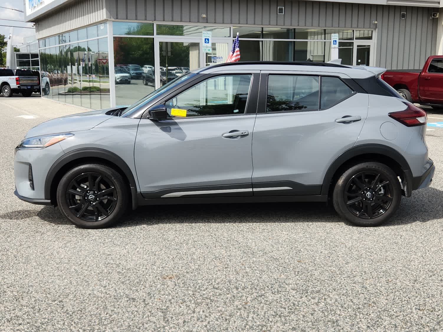 2024 Nissan Kicks SR photo 3