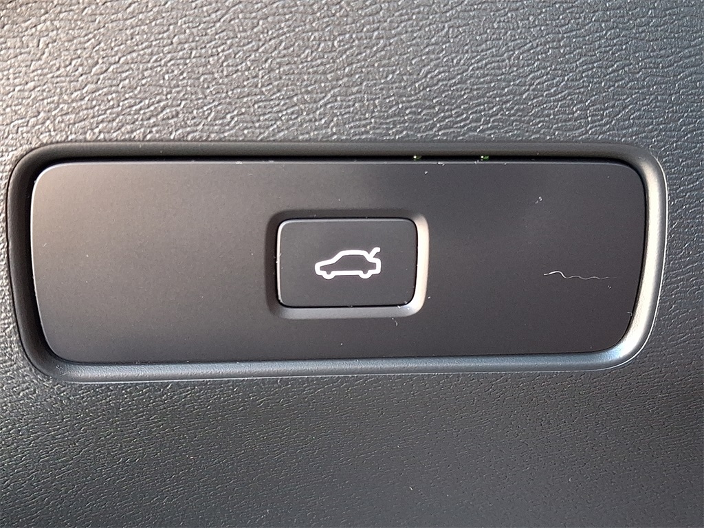 2025 Volvo XC40 Core photo 25