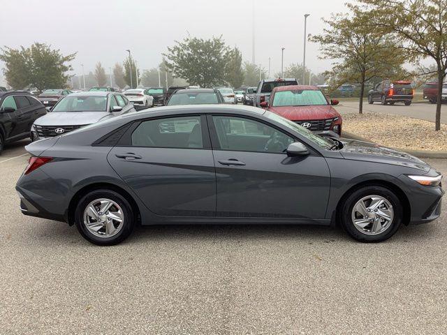 2025 Hyundai Elantra SE photo 3