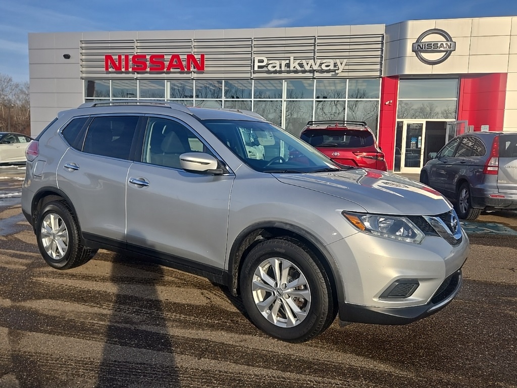 2016 Nissan Rogue SV's photo