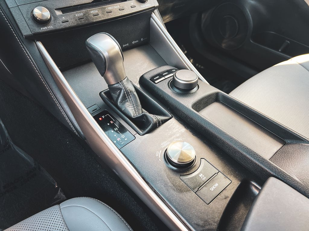 2016 Lexus IS 200t photo 18