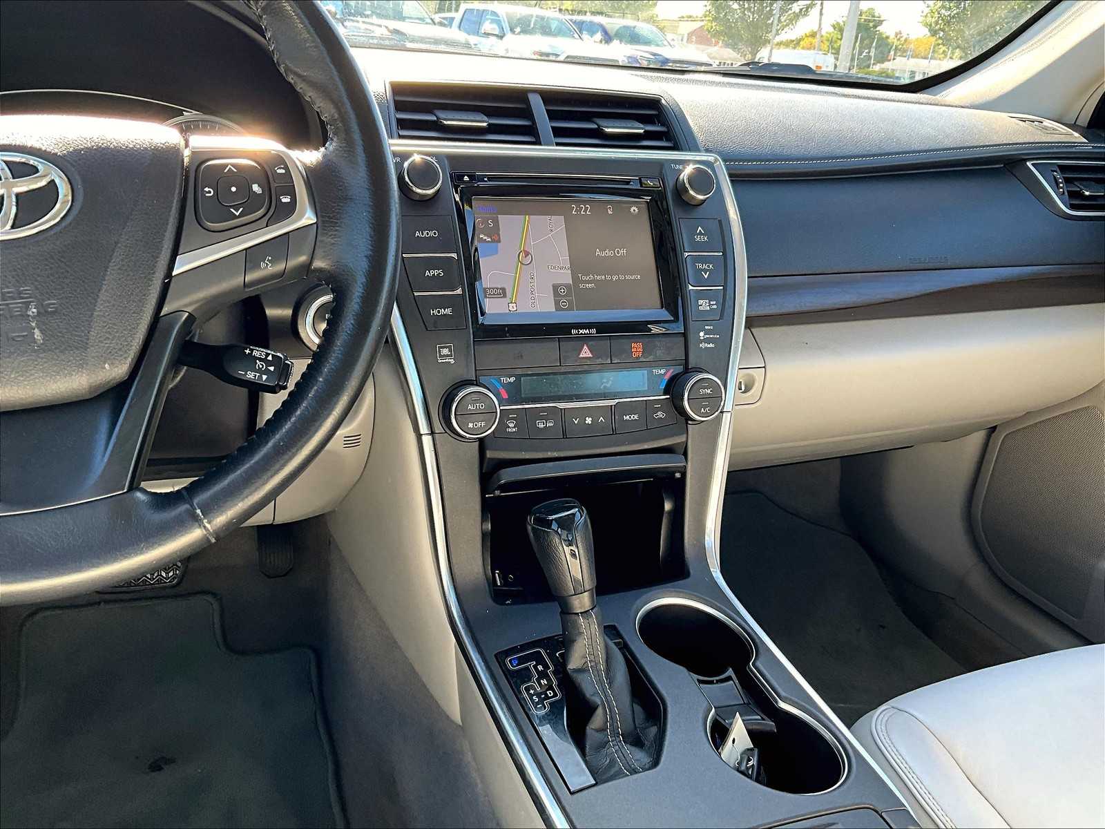 2016 Toyota Camry XLE photo 18