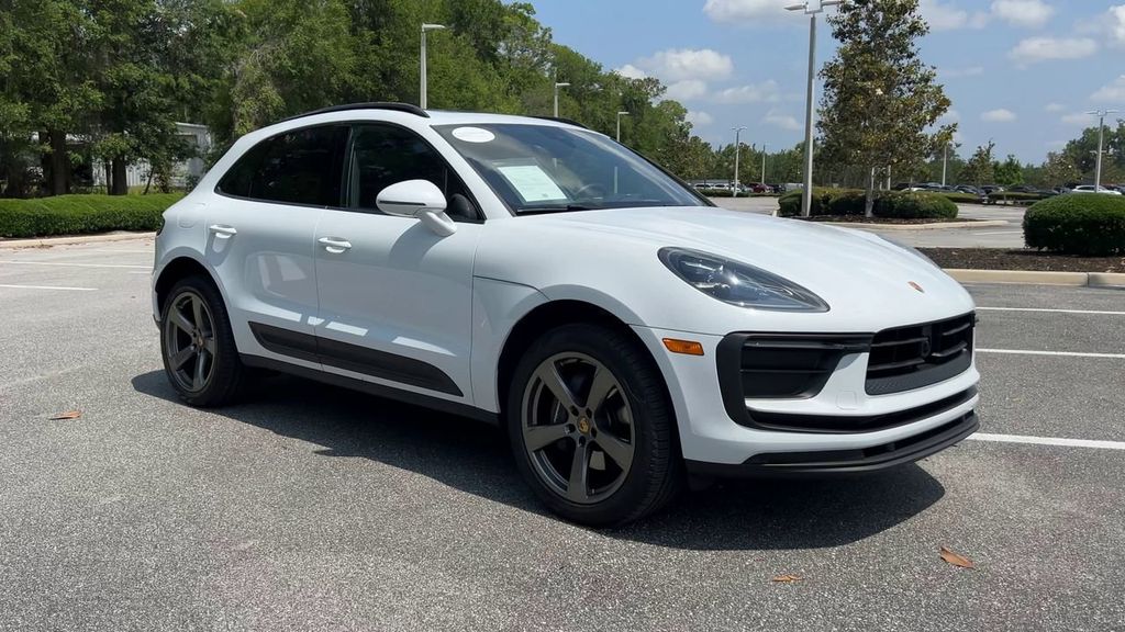 2025 Porsche Macan Base photo 2