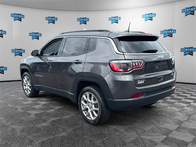 2022 Jeep Compass Latitude Lux photo 3
