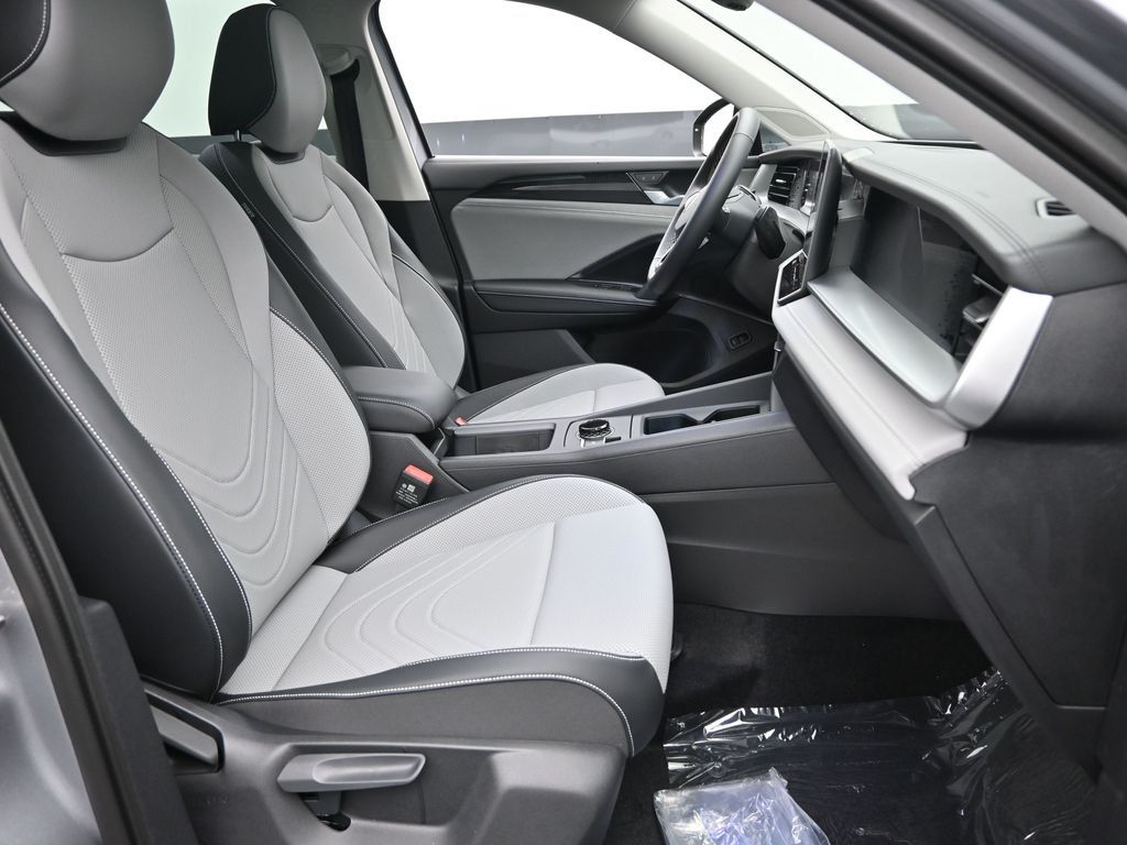 2025 Volkswagen Tiguan SE photo 3