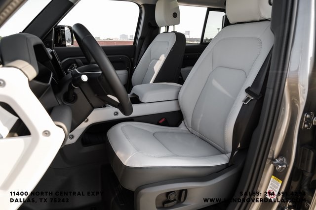 2025 Land Rover Defender 110 S photo 31