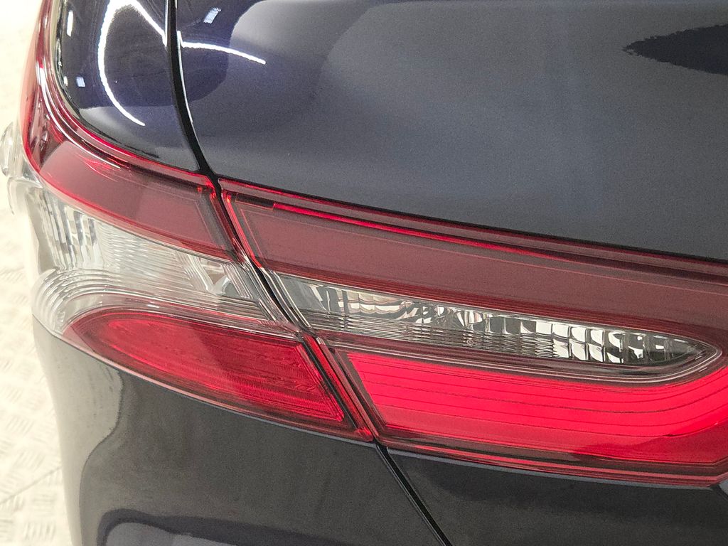 2021 Toyota Camry Hybrid LE photo 12