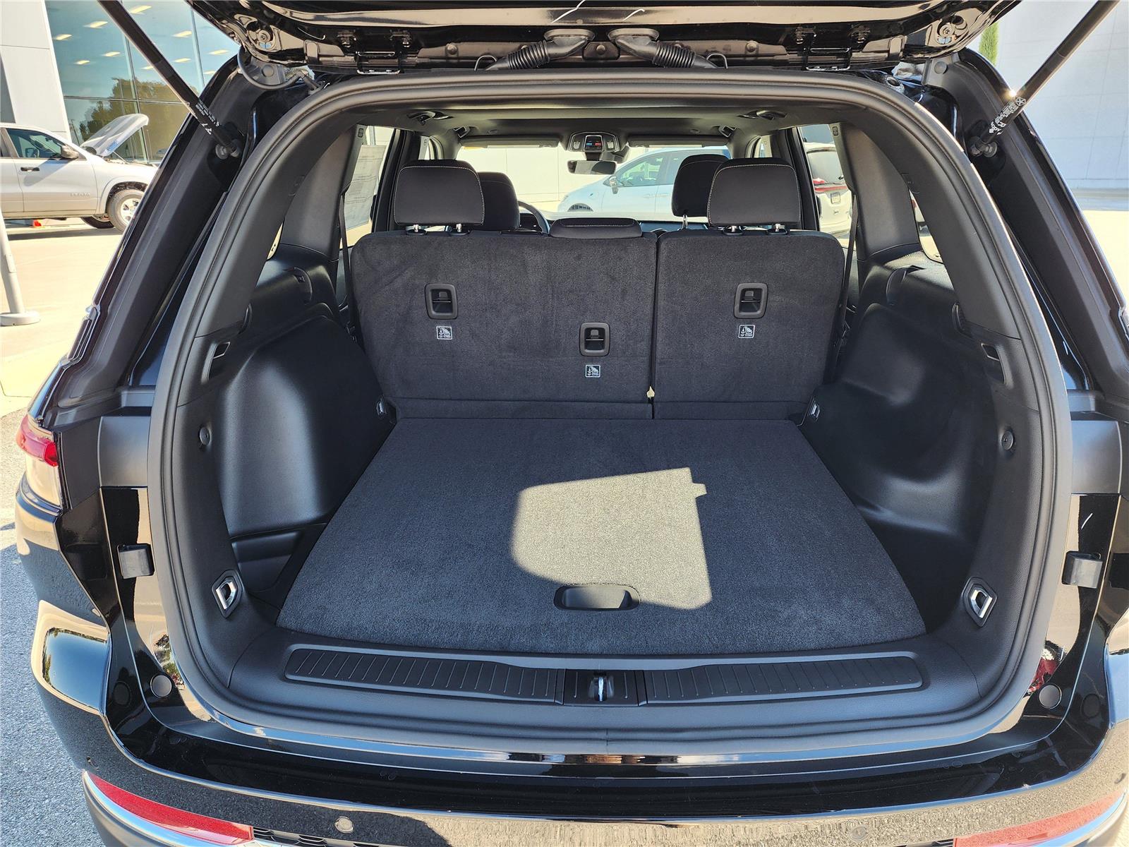 2025 Jeep Grand Cherokee Laredo X photo 2