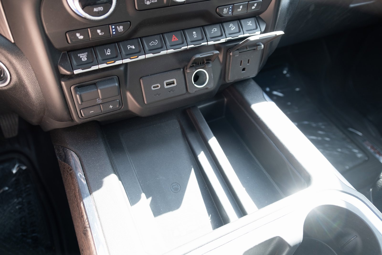 2023 Toyota RAV4 3500 HD Denali photo 4