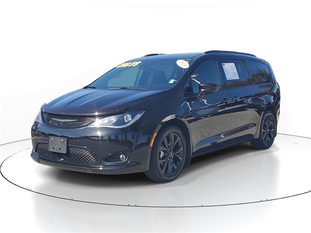 2019 Chrysler Pacifica Touring L photo 2