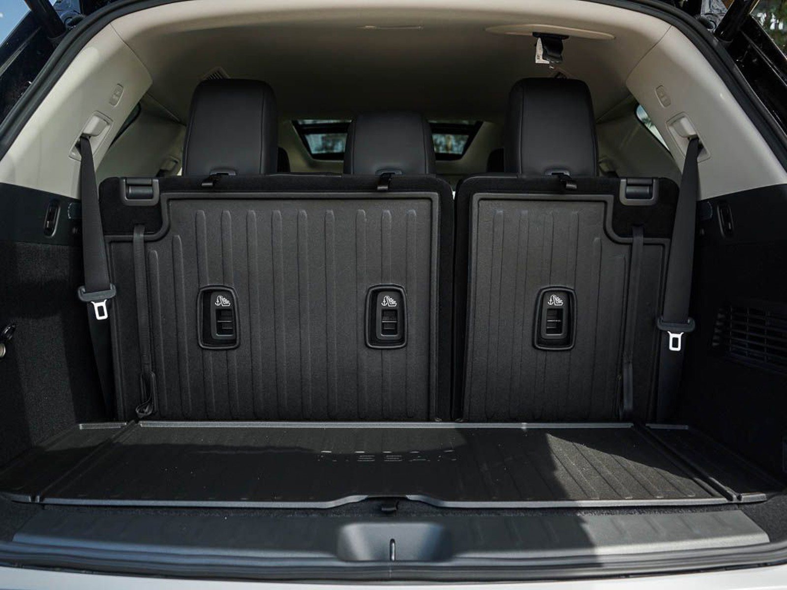 2025 Nissan Pathfinder SL photo 7