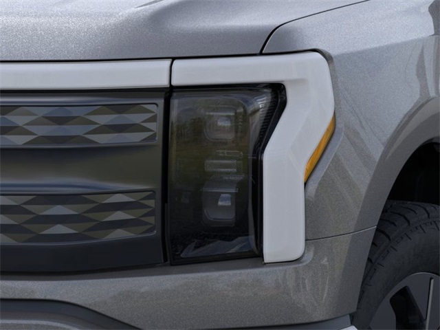 2025 Ford F-150 Lightning Lariat photo 18
