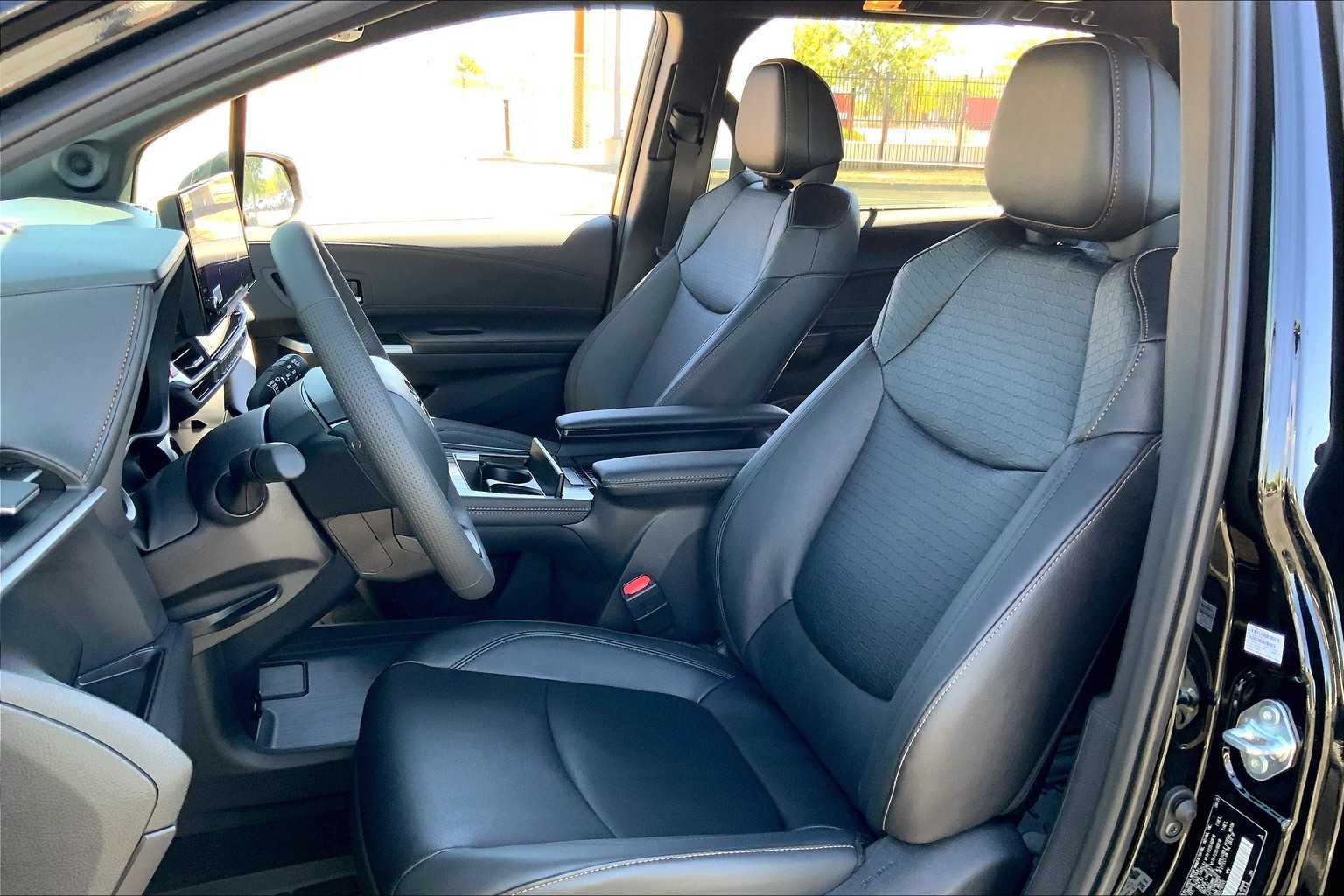 2025 Toyota Sienna Woodland Edition photo 8