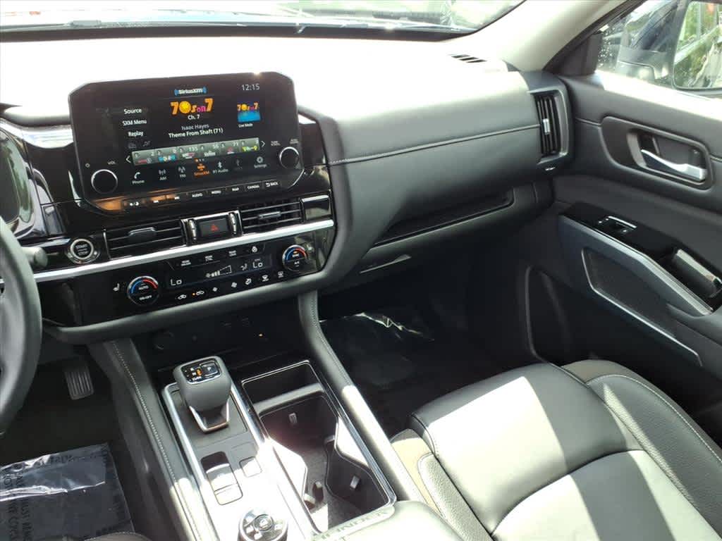 2024 Nissan Pathfinder SL photo 13