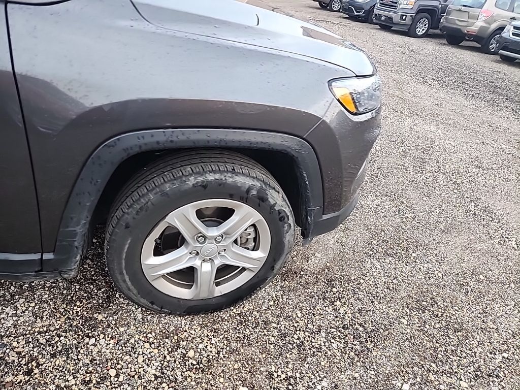 2024 Jeep Compass Latitude photo 2