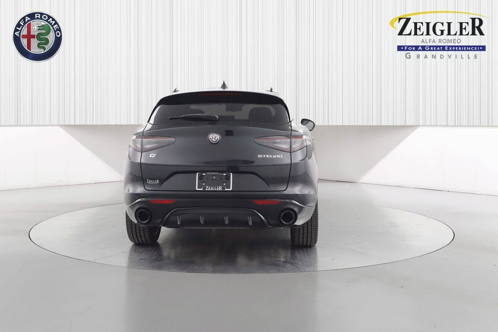 2025 Alfa Romeo Stelvio Sprint Base photo 4