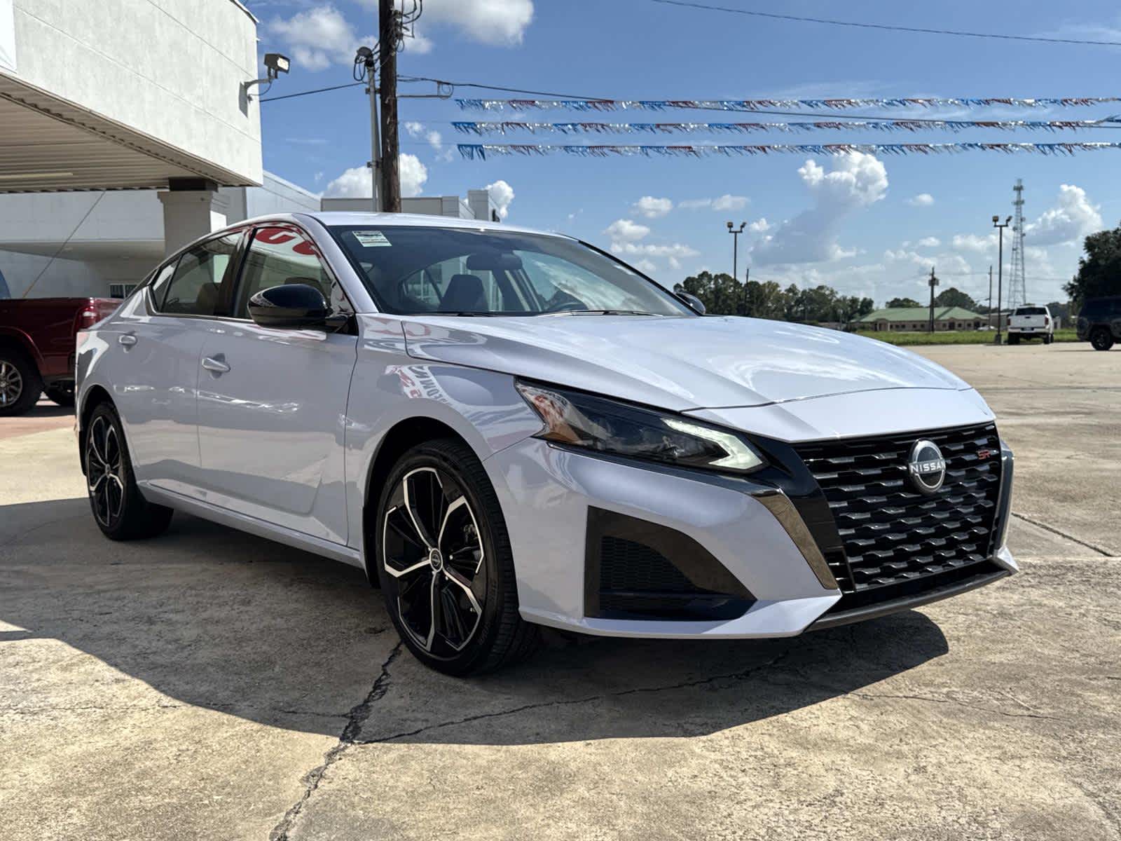 2025 Nissan Altima SR photo 2