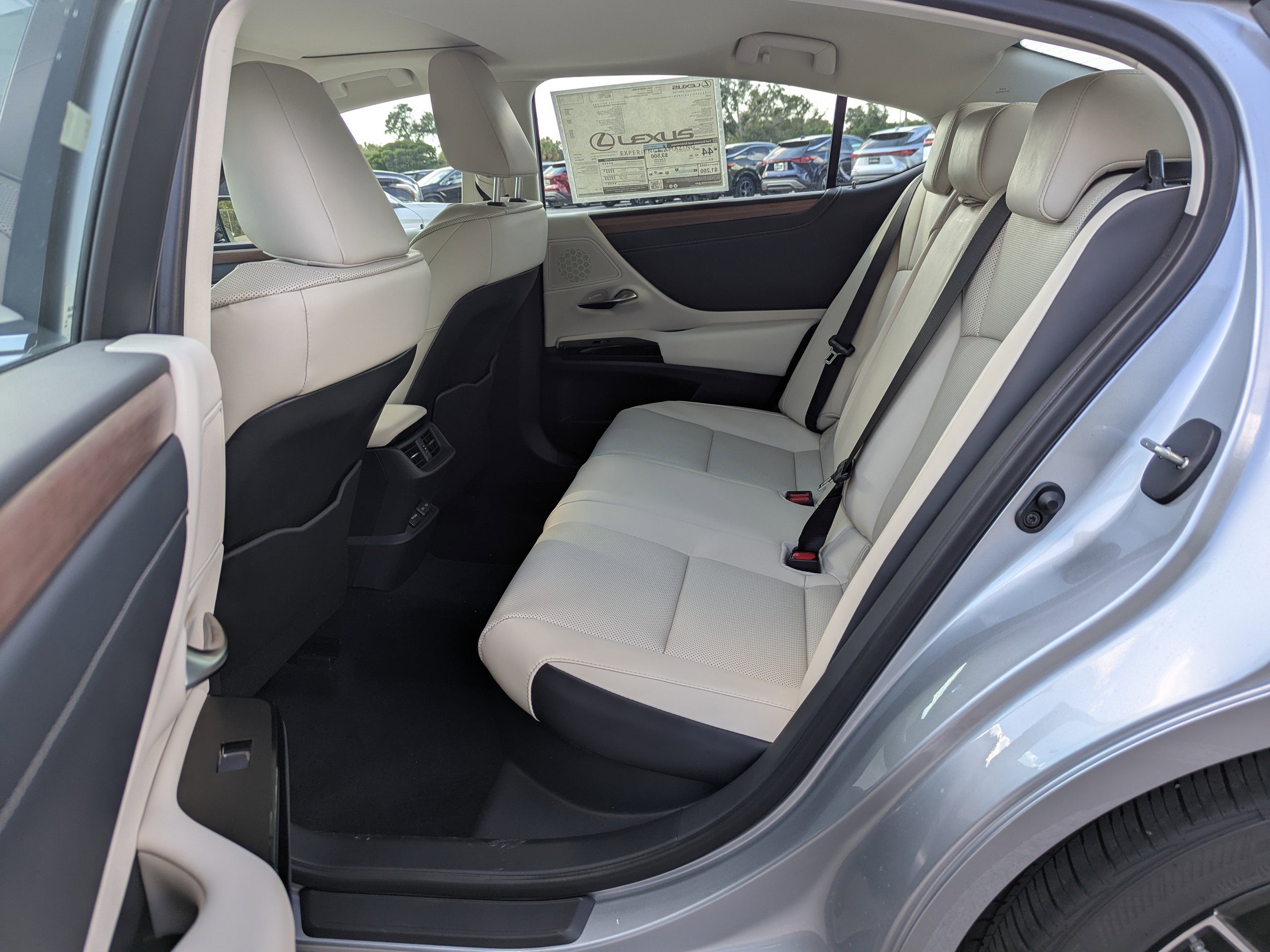 2025 Lexus ES 300h photo 16