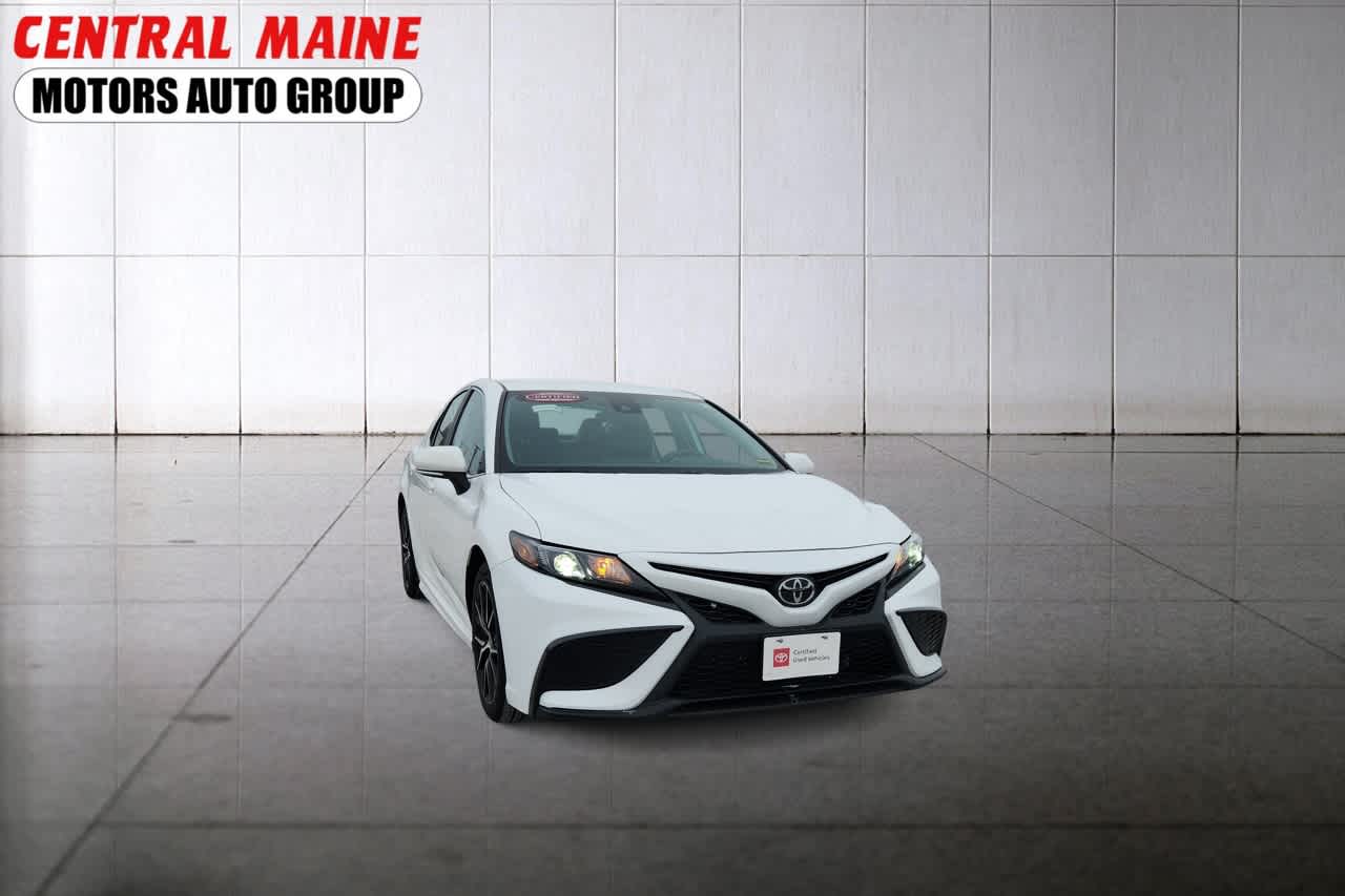 2024 Toyota Camry SE's photo