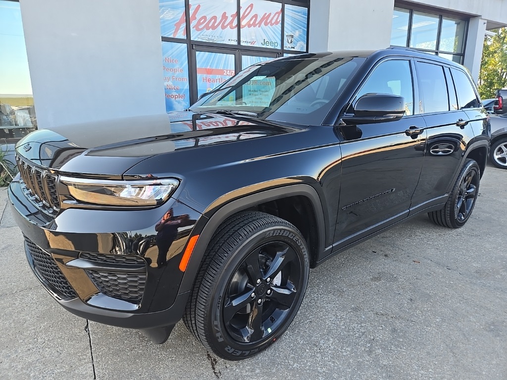 2025 Jeep Grand Cherokee Altitude photo 2